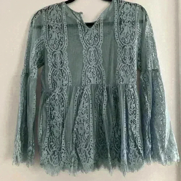 ULTRA PINK Light Blue Lace Flare Bell Sleeve Stretchy Peplum Style Top - Picture 3 of 3